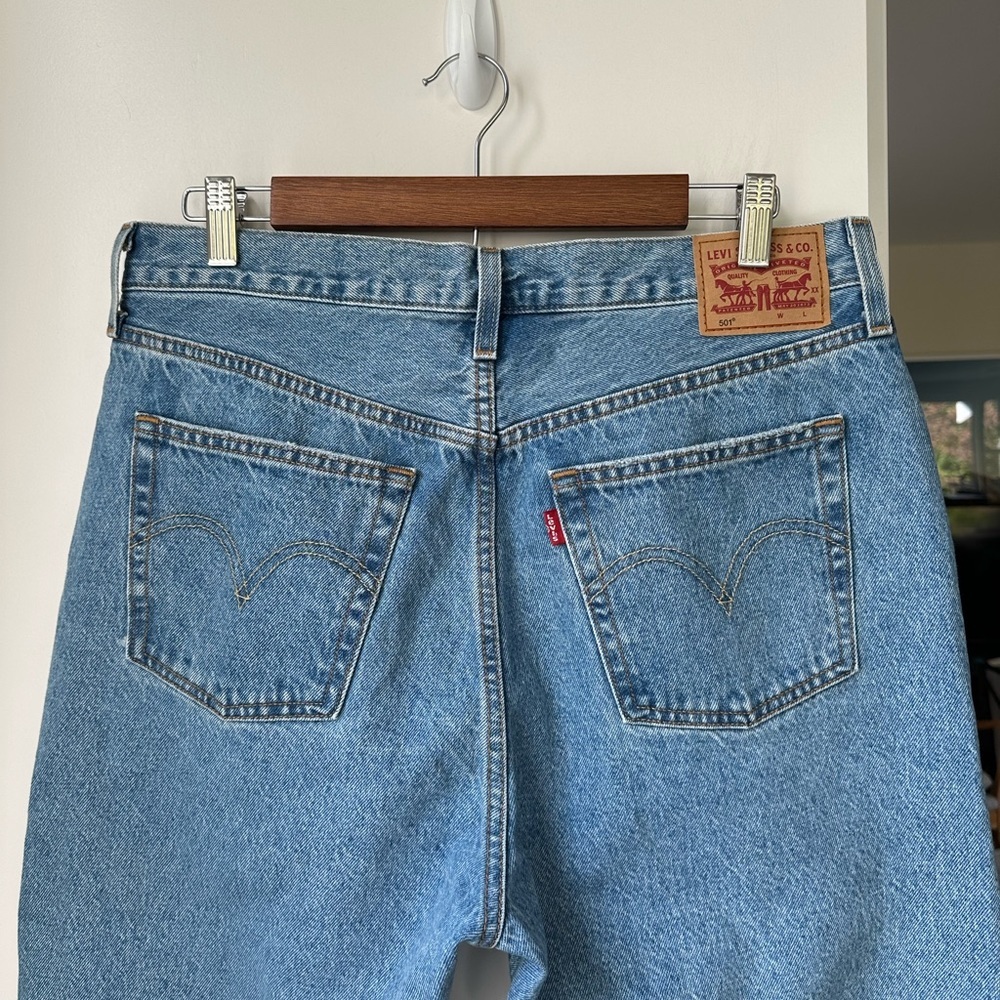 Levi's 501 Original Fit Straight Leg Jeans 2023 Style, size 32 - Picture 4 of 10